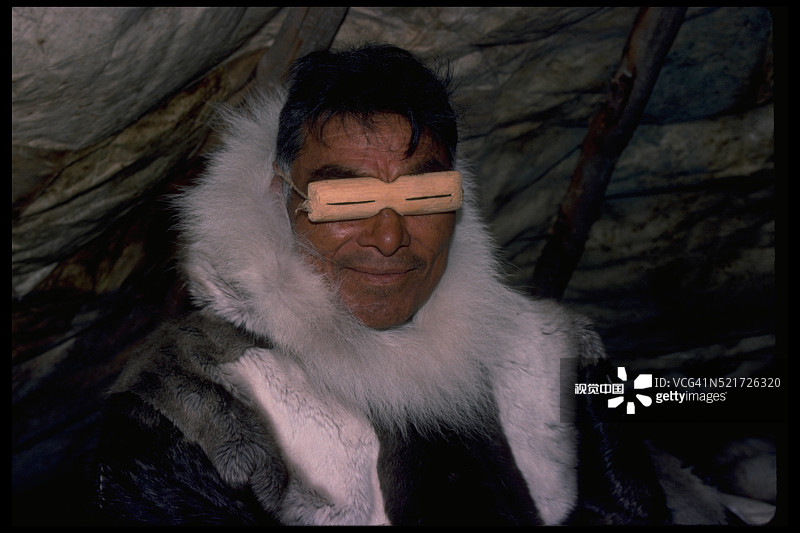 戴木制太阳镜的因纽特男人图片素材