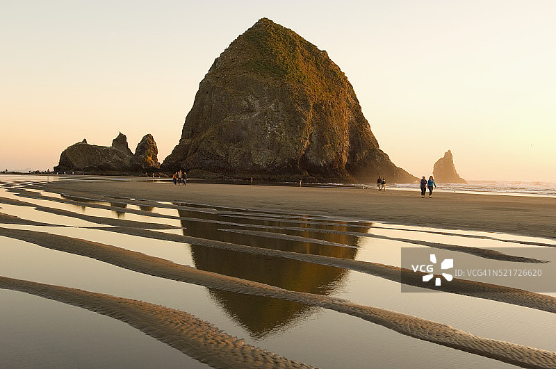 俄勒冈州坎农海滩的干草堆岩图片素材