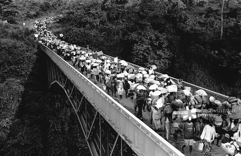 返回家园的卢旺达难民图片素材