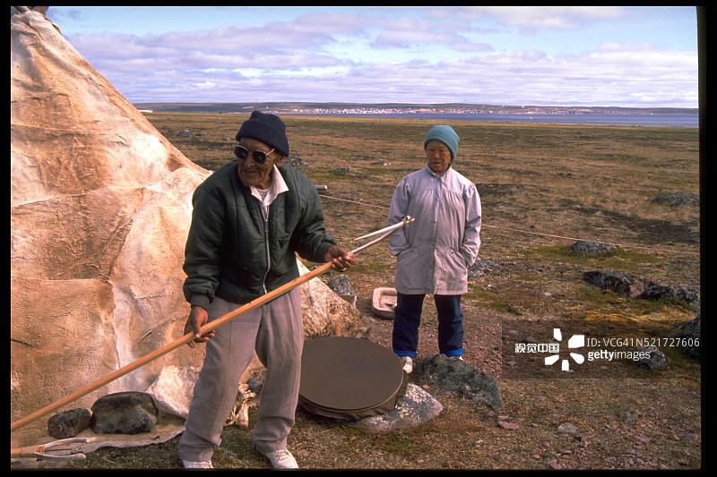 因纽特人演示鱼叉图片素材