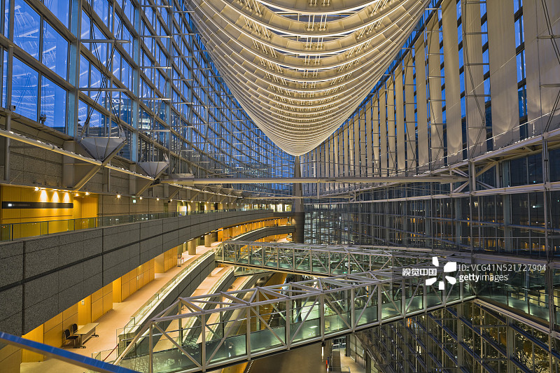 东京国际论坛大厦的中庭图片素材