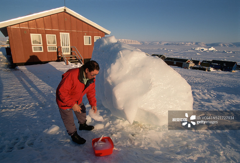 收集冰用于饮用水图片素材