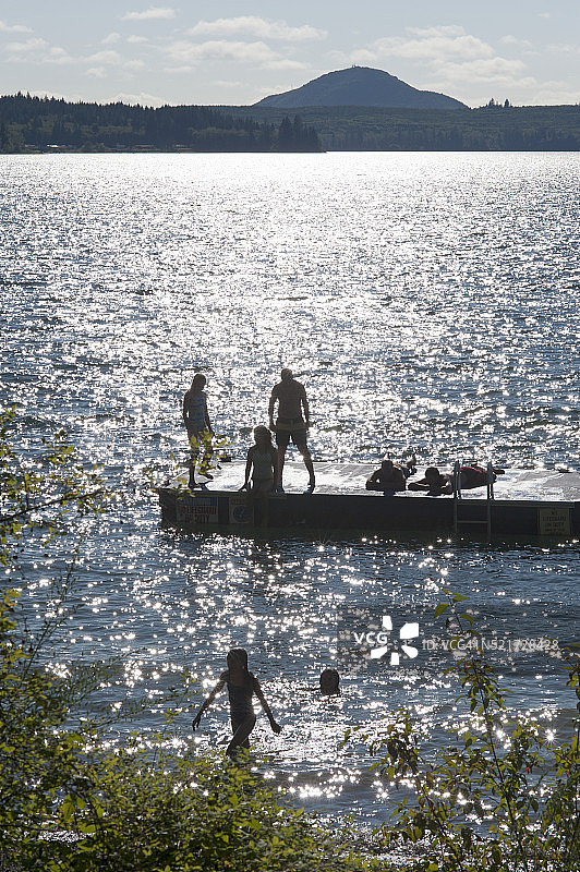 奎纳尔特湖的游泳者，华盛顿图片素材