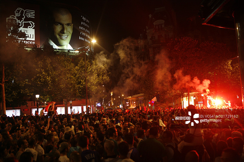 在香榭丽舍大街上庆祝的法国足球迷图片素材