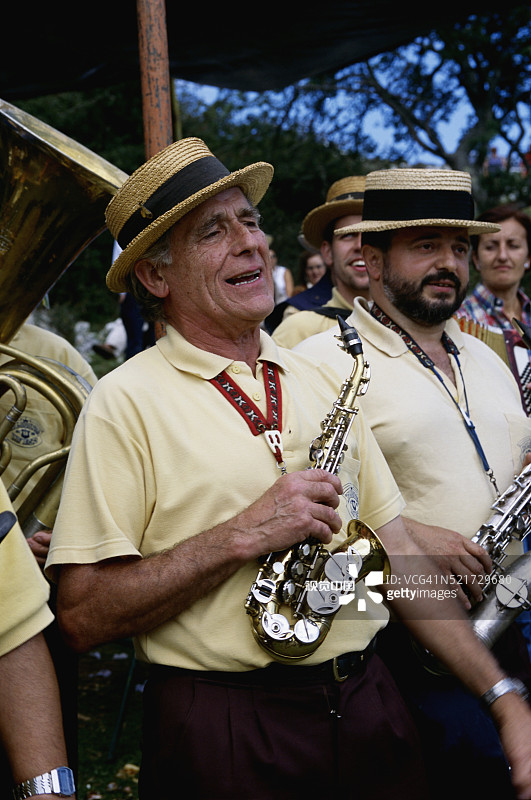 在阿斯图里亚斯音乐节上表演的铜管乐队音乐家图片素材