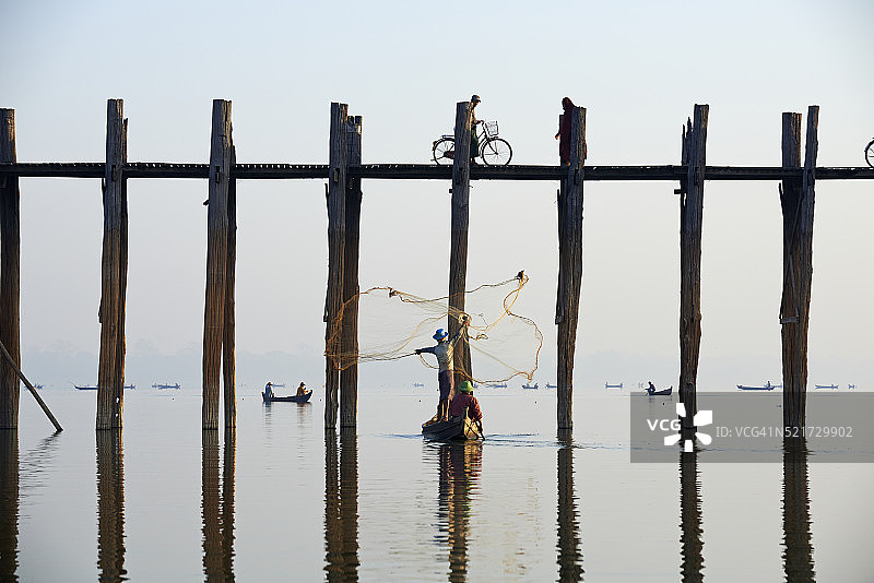 阿马拉布拉乌本桥，东塔曼湖，曼德勒，缅甸图片素材