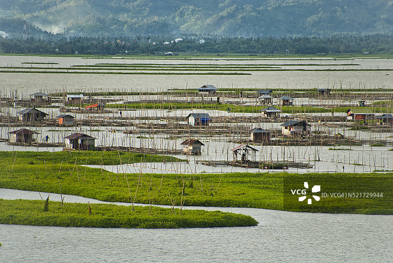 印度尼西亚哥伦打洛省林波托湖的浮动网箱养鱼和渔棚图片素材