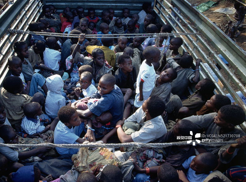 卡车上的卢旺达难民儿童图片素材