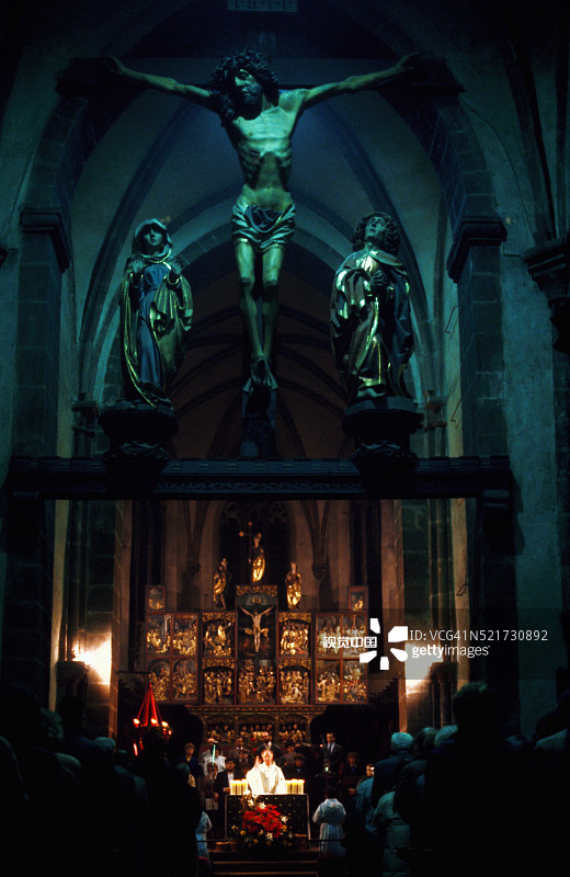 圣诞弥撒期间的教堂内部图片素材