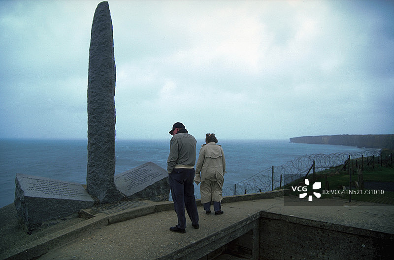 奥克角纪念碑前的游客图片素材