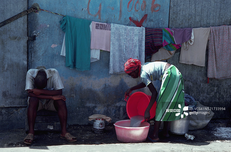 在太子港贫民窟洗衣服的女人图片素材