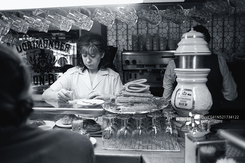 马德里酒吧后面的女服务员图片素材