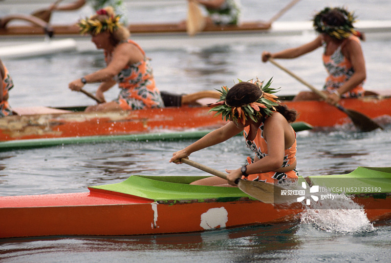 女子参加划艇比赛图片素材