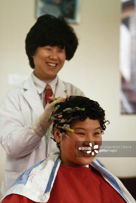 女子在中国理发店烫发图片素材