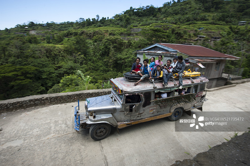 车顶载有乘客的吉普尼图片素材