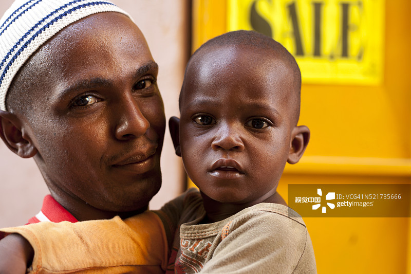 男人和孩子在蒙巴萨图片素材