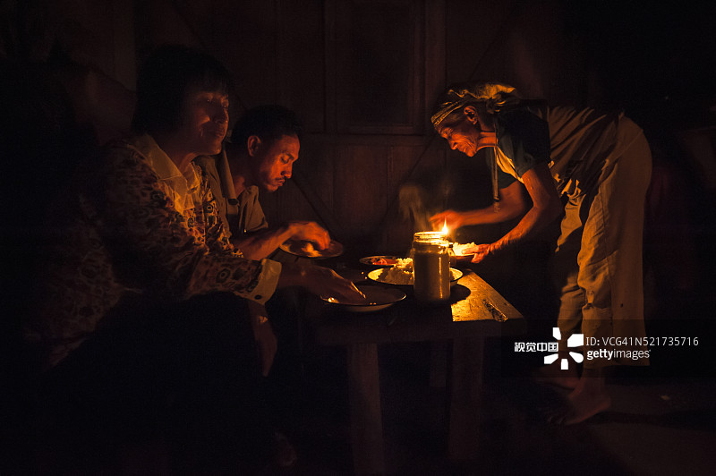 伊戈罗特一家在篝火旁用餐图片素材