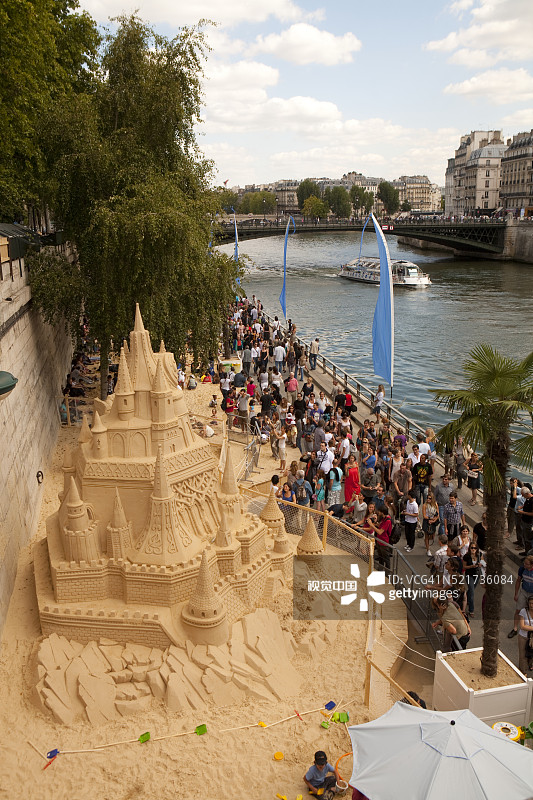 巴黎海滩上的欧洲迪士尼沙雕图片素材