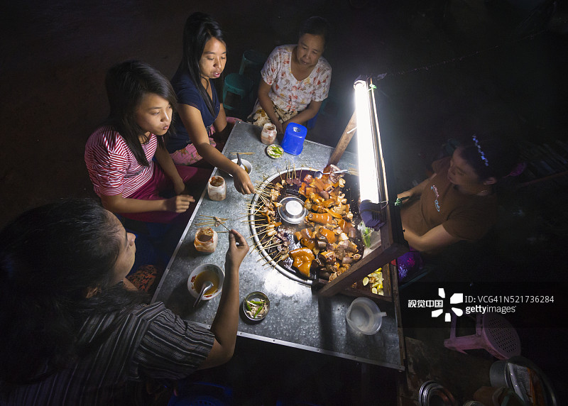 曼德勒夜市的美食摊位图片素材