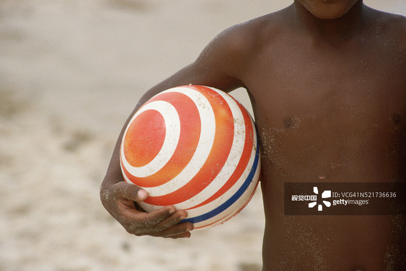 拿着沙滩球的男孩图片素材