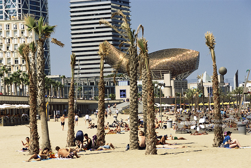 巴塞罗那双塔下的海滩图片素材