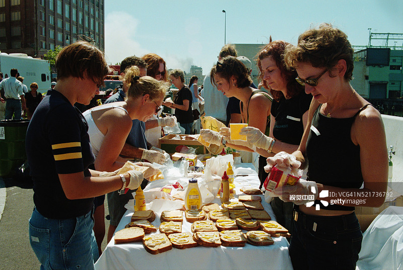 志愿者为救援人员准备食物图片素材