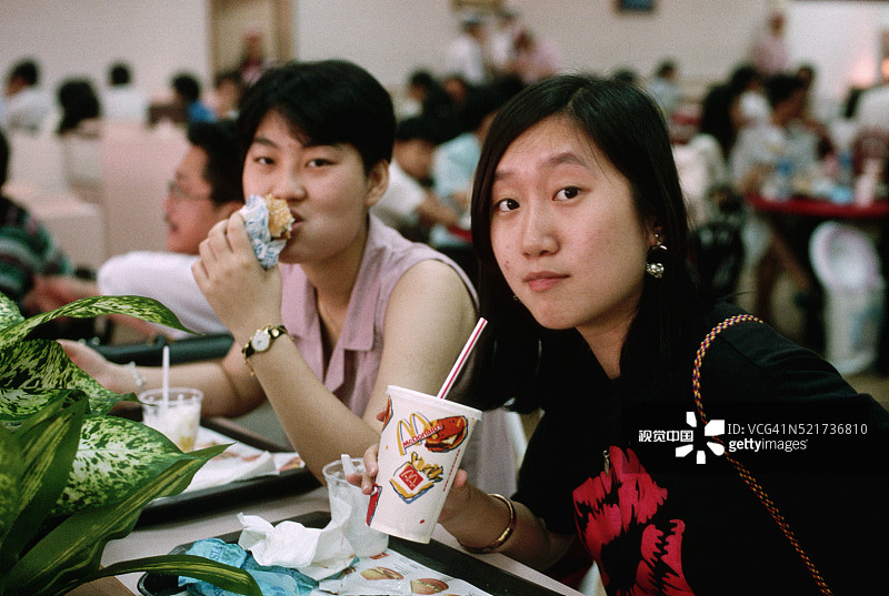 在中国麦当劳用餐的女孩图片素材