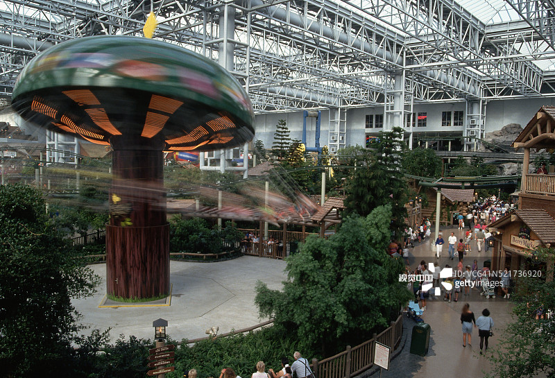 美国购物中心内的游乐设施图片素材