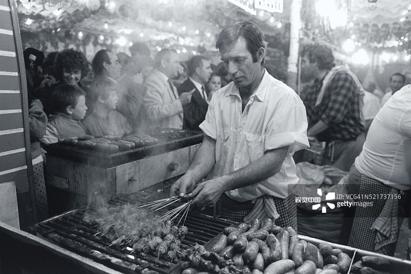 马德里街头小贩烹饪烤肉串图片素材