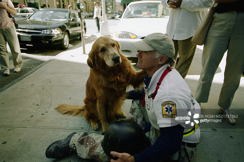 带有救援犬的急救技术员图片素材