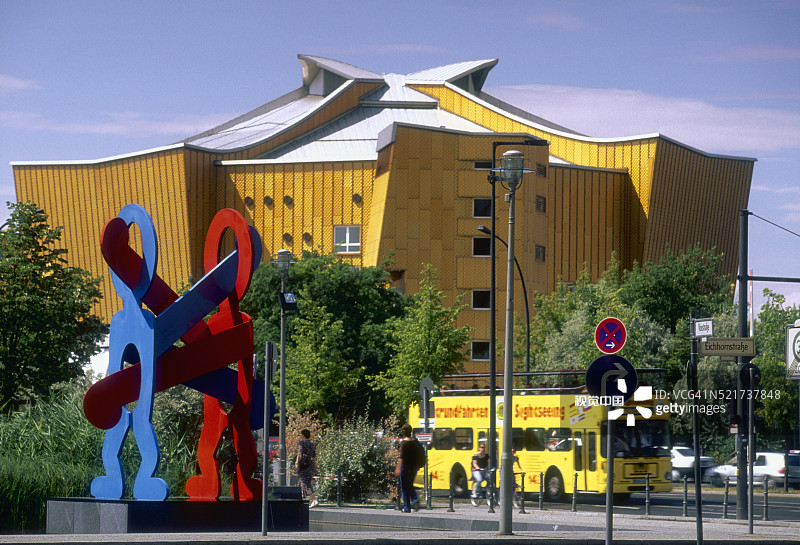 柏林爱乐音乐厅前的凯斯·哈林《拳击手》图片素材