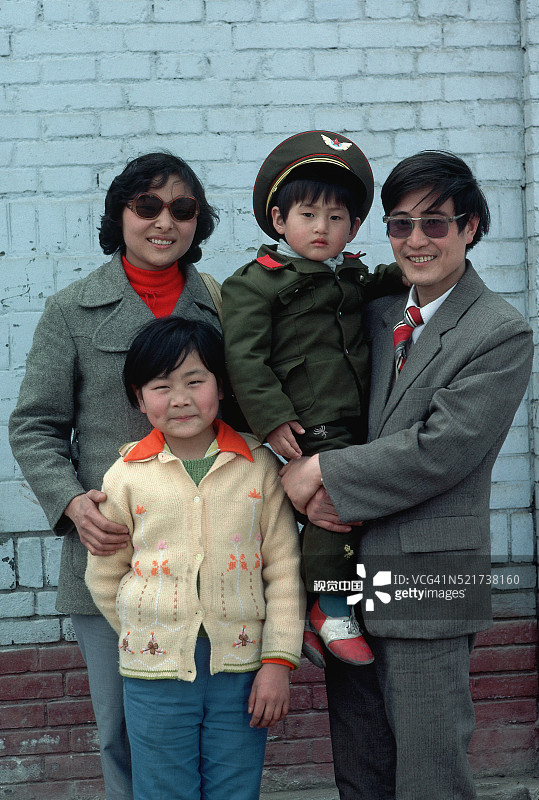 中国二孩家庭肖像图片素材