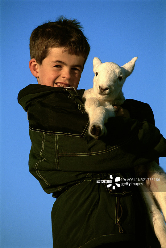 男孩抱着小羊图片素材