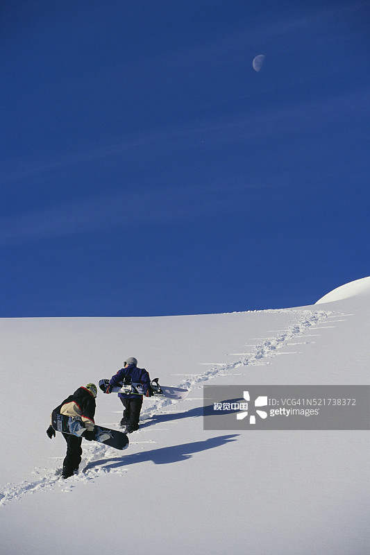 蓝天下徒步登山的滑雪者图片素材