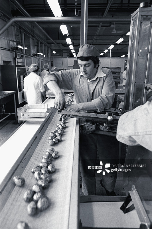 吉百利巧克力工厂的质量检验员图片素材