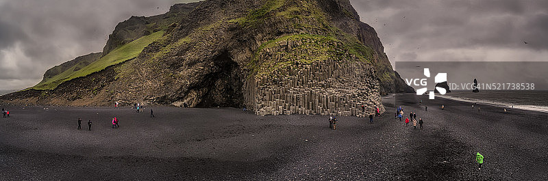 冰岛的哈尔萨内夫舍利尔洞穴与海上岩柱图片素材
