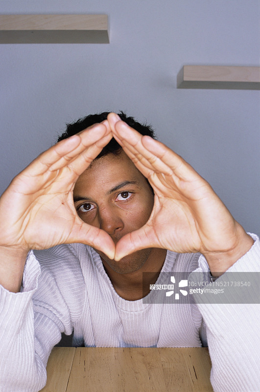 滑雪者凯尔·狄龙正在看前方图片素材