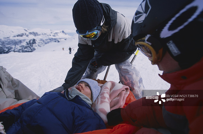 受伤的单板滑雪者图片素材