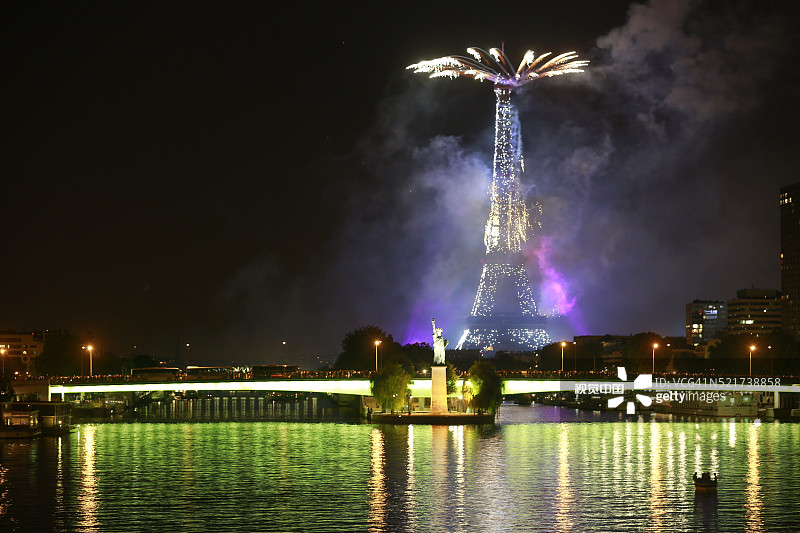 2014年巴黎巴士底日烟花图片素材