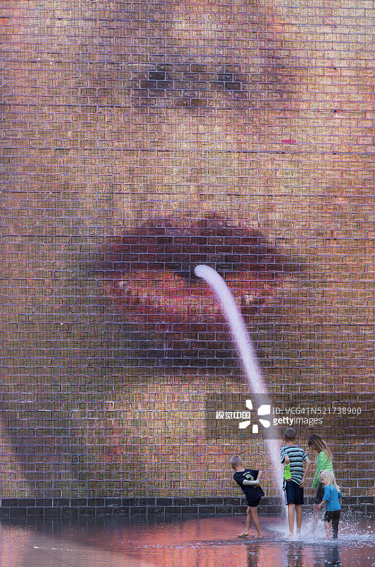 伊利诺伊州芝加哥千禧公园的皇冠喷泉图片素材