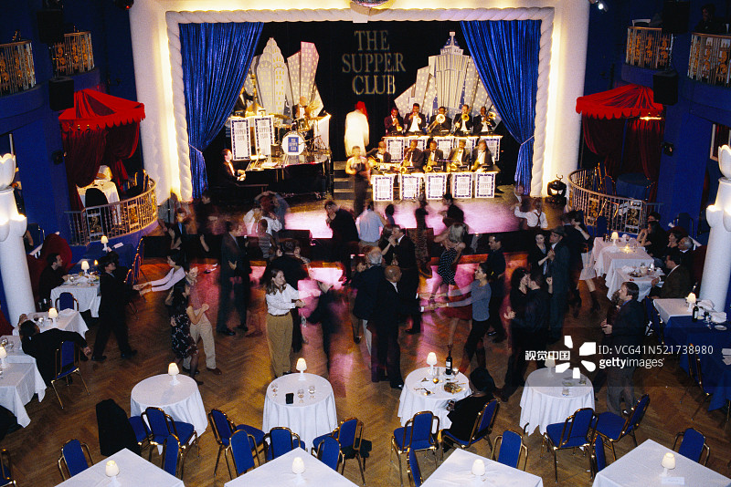 在夜总会跳摇摆舞图片素材