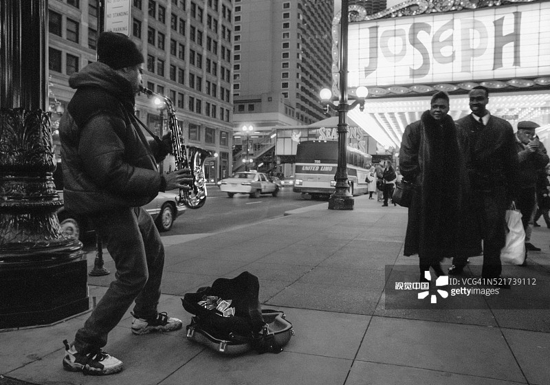 芝加哥剧院前的街头萨克斯演奏者（1996年）图片素材