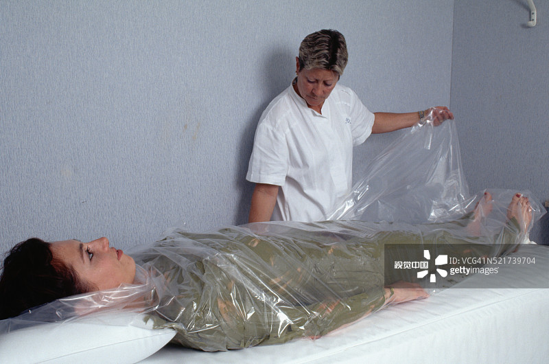 女子接受海藻泥疗法图片素材