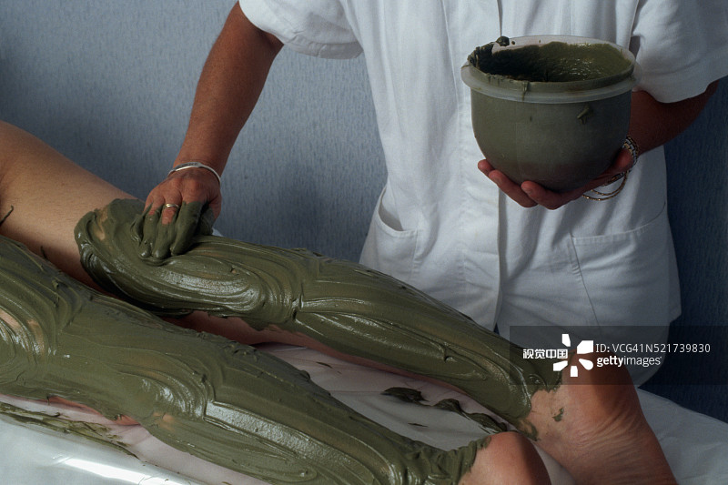 女人接受海藻泥疗法图片素材