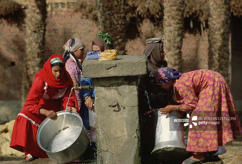 妇女们正在装水图片素材