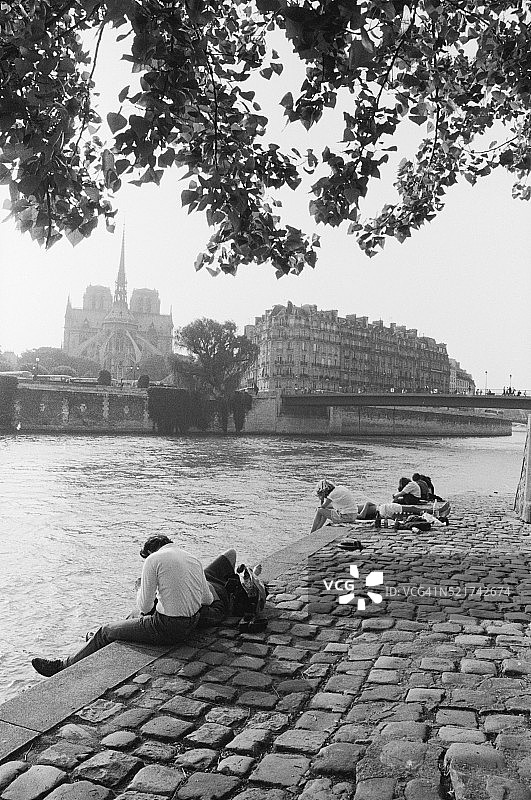 坐在塞纳河畔图片素材