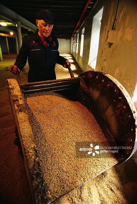 在高地公园酿酒厂工作的人员图片素材