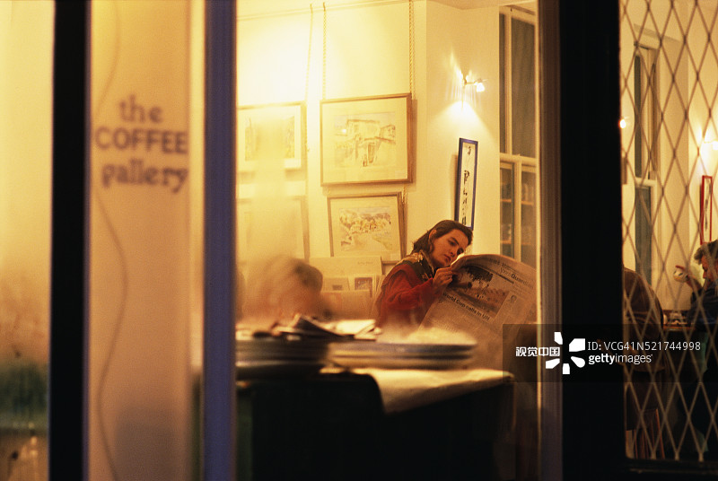 女人在咖啡馆阅读报纸图片素材