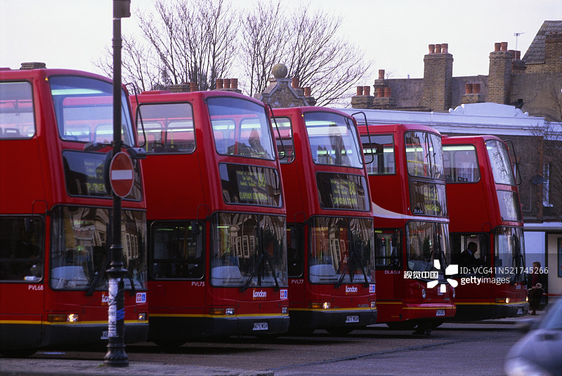 克拉珀姆的一排双层巴士图片素材