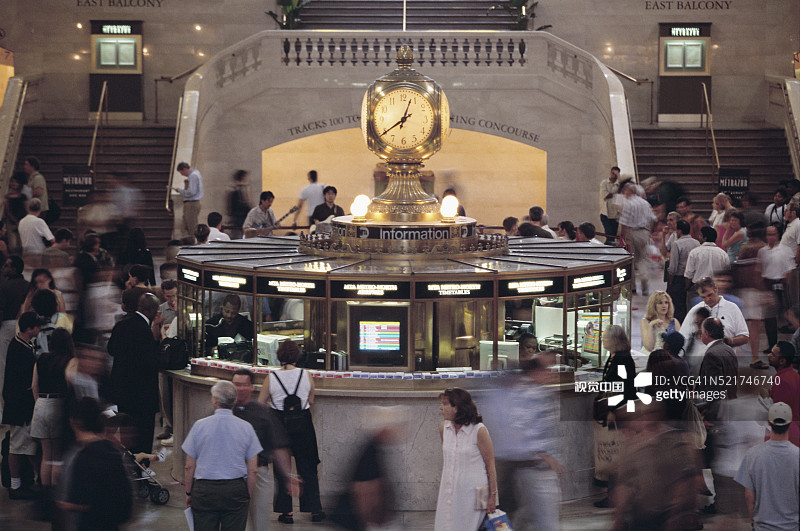 通勤者在纽约中央车站信息亭周围行走图片素材